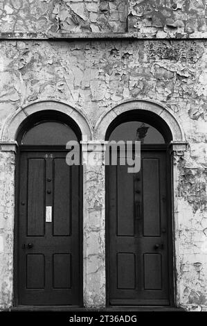 Viktorianische Reihenhäuser mit gerissener Farbe, St Ann's Well Road während der Slumräumung und des Abbruchs von viktorianischem St Ann's, Nottingham. 1969-1972 Stockfoto