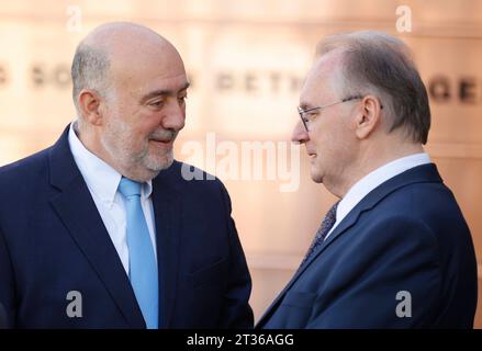 221023 Dessau Roßlau Sachsen Anhalt feierliche Einweihung der Synagoge in Dessau Weill-Synagoge Ministerpräsident Sachsen Anhalt Dr. reiner Haseloff Ron Prosor Israelischer Botschafter Tamara Zieschang CDU. Ministerin für Inneres und Sport des Landes Sachsen-Anhalt *** 221023 Dessau Roßlau Sachsen Anhalt feierliche Einweihung der Synagoge in Dessau Weill Synagoge Ministerpräsident Sachsen Anhalt Dr. reiner Haseloff Ron Prosor israelische Botschafterin Tamara Zieschang CDU Ministerin für Inneres und Sport Sachsen Anhalt Credit: Imago/Alamy Live News Stockfoto