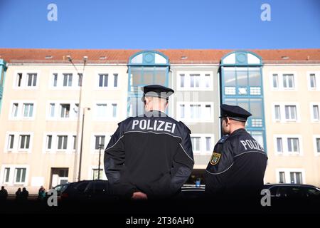 221023 Dessau Roßlau Sachsen Anhalt feierliche Einweihung der Synagoge in Dessau Weill-Synagoge Polizei *** 221023 Dessau Roßlau Sachsen Anhalt feierliche Einweihung der Synagoge in Dessau Weill Synagoge Polizei Credit: Imago/Alamy Live News Stockfoto