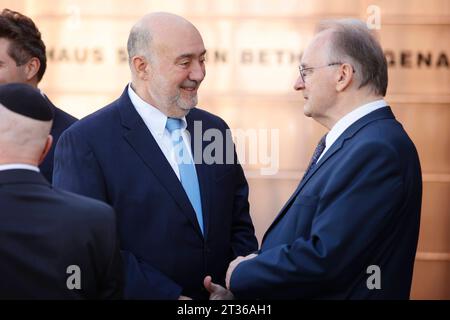 221023 Dessau Roßlau Sachsen Anhalt feierliche Einweihung der Synagoge in Dessau Weill-Synagoge Ministerpräsident Sachsen Anhalt Dr. reiner Haseloff Ron Prosor Israelischer Botschafter Tamara Zieschang CDU. Ministerin für Inneres und Sport des Landes Sachsen-Anhalt *** 221023 Dessau Roßlau Sachsen Anhalt feierliche Einweihung der Synagoge in Dessau Weill Synagoge Ministerpräsident Sachsen Anhalt Dr. reiner Haseloff Ron Prosor israelische Botschafterin Tamara Zieschang CDU Ministerin für Inneres und Sport Sachsen Anhalt Credit: Imago/Alamy Live News Stockfoto