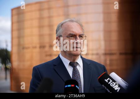 221023 Dessau Roßlau Sachsen Anhalt feierliche Einweihung der Synagoge in Dessau Weill-Synagoge Ministerpräsident Sachsen Anhalt Dr. reiner Haseloff *** 221023 Dessau Roßlau Sachsen Anhalt feierliche Einweihung der Synagoge in Dessau Weill Synagoge Ministerpräsident Sachsen Anhalt Dr. reiner Haseloff Credit: Imago/Alamy Live News Stockfoto