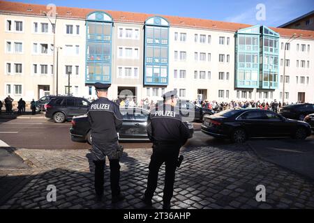 221023 Dessau Roßlau Sachsen Anhalt feierliche Einweihung der Synagoge in Dessau Weill-Synagoge Polizei Absperrung *** 221023 Dessau Roßlau Sachsen Anhalt feierliche Einweihung der Synagoge in Dessau Weill Synagogenpolizei sperrt Kredit: Imago/Alamy Live News ab Stockfoto