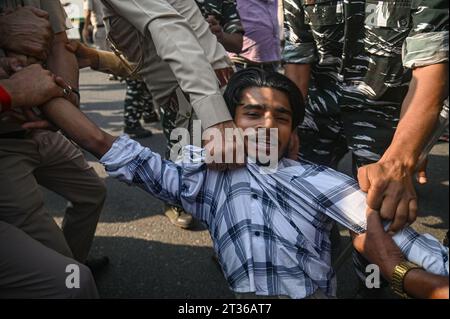 Neu-Delhi, Indien. Oktober 2023. Indische Polizeikräfte verhaften einen Aktivisten während eines Protestes zur Unterstützung der Palästinenser in Gaza, während des Konflikts zwischen Israel und der Hamas in Neu-Delhi, Indien. (Kreditbild: © Kabir Jhangiani/ZUMA Press Wire) NUR REDAKTIONELLE VERWENDUNG! Nicht für kommerzielle ZWECKE! Stockfoto