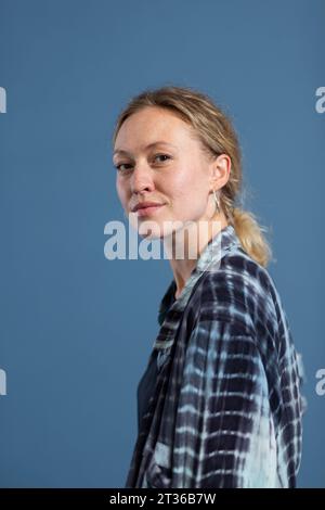 Blonde Frau mit Hemd auf blauem Hintergrund Stockfoto