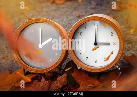 Gersthofen, Bayern, Deutschland. Oktober 2023. Zwei hölzerne Wecker im Herbst einmal mit Sommerzeit und einmal mit Winterzeit FOTOMONTAGE *** zwei hölzerne Wecker im Herbst einmal mit Sommerzeit und einmal mit Winterzeit FOTOMONTAGE Credit: Imago/Alamy Live News Stockfoto