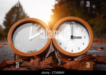 Gersthofen, Bayern, Deutschland. Oktober 2023. Zwei hölzerne Wecker im Herbst einmal mit Sommerzeit und einmal mit Winterzeit *** zwei hölzerne Wecker im Herbst einmal mit Sommerzeit und einmal mit Winterzeit Credit: Imago/Alamy Live News Stockfoto