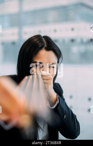 Verspielter Ingenieur mit Computerkabel im Büro Stockfoto