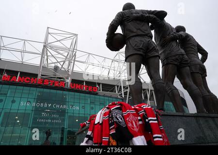 Eine Hommage an Sir Bobby Charlton an den Fensterscheiben von Old Trafford. Bilddatum: Montag, 23. Oktober 2023. Stockfoto