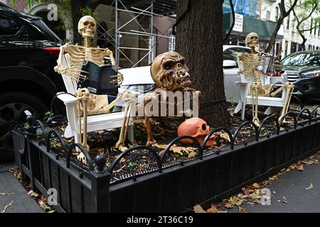 Die Häuser auf der Upper East Side von Manhattan sind für Halloween am 22. Oktober 2023 in New York City dekoriert. Stockfoto