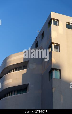 Typisches Bauhaus-inspiriertes Architekturdetail aus Tel Aviv, auch bekannt als die Weiße Stadt. Tel Aviv beherbergt häufig Beispiele des modernistisch-Bauhaus-Archits Stockfoto