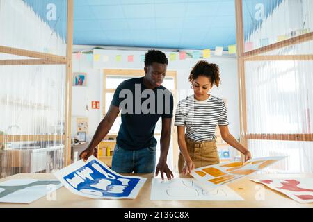 Junge Studenten diskutieren über Kunst an der Universität Stockfoto