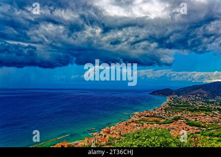 Sturm über Santa Maria di Castellabate Stockfoto