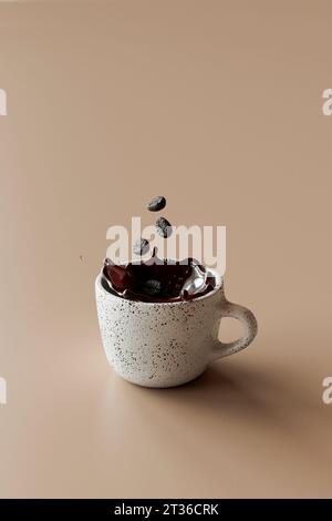 3D-Rendering von Kaffeebohnen, die in eine Tasse Kaffee fallen Stockfoto