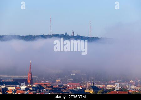 Deutschland, Bayern, Würzburg, dicker Nebel über der Stadt Stockfoto