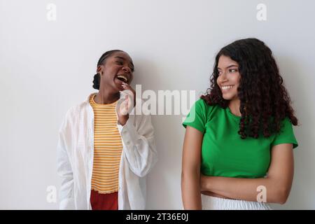 Junge Freunde lachen vor der Wand Stockfoto