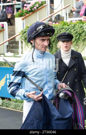 Ascot, Berkshire, Großbritannien. Oktober 2023. Jockey Daniel Tudhope kehrt zum Parade Ring zurück, nachdem er auf seinem Pferd an den QIPCO British Champions Sprint Stakes auf der Ascot Racecourse glaubt, auf dem QIPCO British Champions Day Credit: Maureen McLean/Alamy Stockfoto