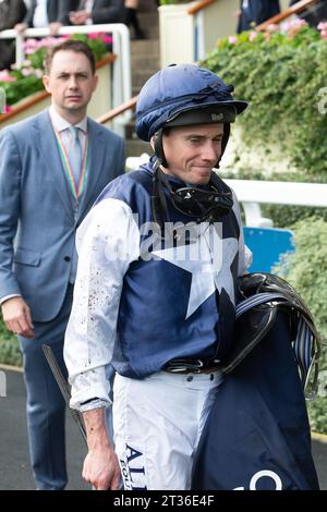 Ascot, Berkshire, Großbritannien. Oktober 2023. Jockey Ryan Moore kehrt zum Parade Ring zurück, nachdem er Rohaan in den QIPCO British Champions Sprint Stakes auf der Ascot Racecourse auf dem QIPCO British Champions Day Credit: Maureen McLean/Alamy geritten hat Stockfoto