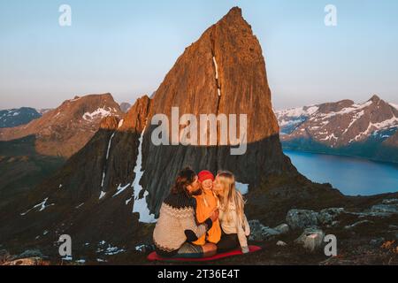 Familie Mutter und Vater küssen Kind in den Bergen zusammen reisen in Norwegen Outdoor Camping Urlaub gesunde Lebensweise Eltern mit Kind Tochter Stockfoto