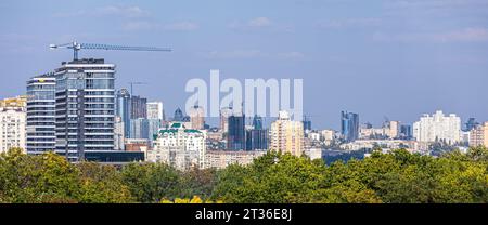 Luftaufnahmen von Wohngebieten von Kiew mit Blick auf den Bahnhof und neue Wolkenkratzer im Bau, Luftaufnahme, Stadt Stockfoto