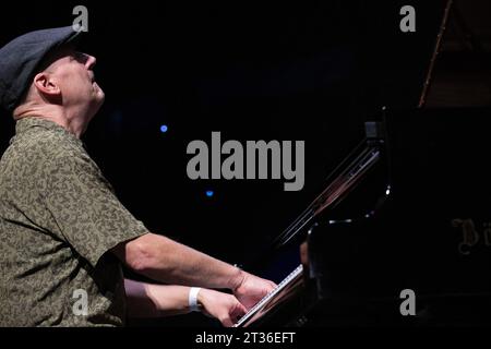 Greg Sankovich, Pianist mit geladenen Partikeln, spielt live mit Randy Brecker und Tod Dickow beim Scarborough Jazz Festival 2023 Tribut an Michael Brecker Stockfoto