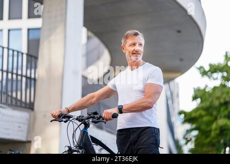 Nachdenklicher Mann mit Elektrofahrrad Stockfoto