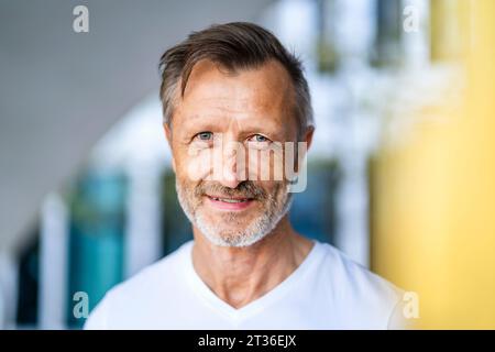 Lächelnder reifer Mann mit Bart Stockfoto