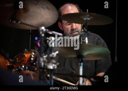 Jon Krosnick, Schlagzeuger mit Charged Particles, spielt live mit Randy Brecker und Tod Dickow beim Scarborough Jazz Festival 2023 Tribut an Michael Brecker Stockfoto