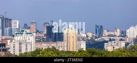 Luftaufnahmen von Wohngebieten von Kiew mit Blick auf den Bahnhof und neue Wolkenkratzer im Bau, Luftaufnahme, Stadt Stockfoto