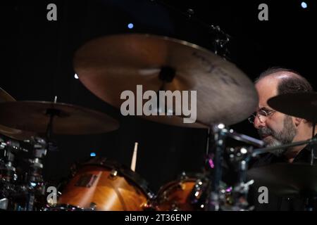 Jon Krosnick, Schlagzeuger mit Charged Particles, spielt live mit Randy Brecker und Tod Dickow beim Scarborough Jazz Festival 2023 Tribut an Michael Brecker Stockfoto