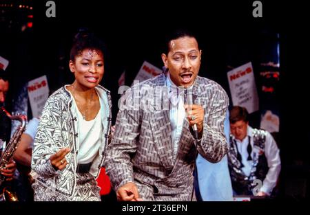 Marcia Johnson (Reporterin), Peter Straker (Herausgeber) in DEN NACHRICHTEN im Paramount City Theatre, London W1 17/09/1986 Musik & Text: Paul Pulse Story: Paul Pulse, David Rotenberg, R Vincent Park Regisseur: Kevin Williams Stockfoto