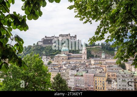 Österreich, Salzburger Land, Salzburg, historisches Zentrum mit Festung Hohensalzburg im Hintergrund Stockfoto