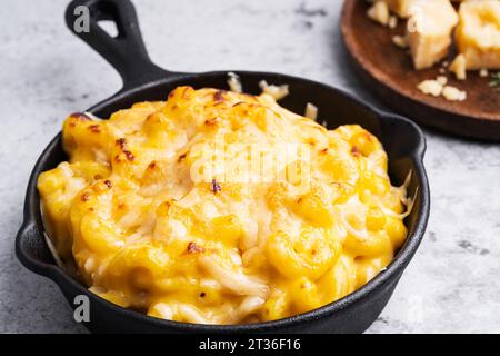 Hausgemachte, gebackene mac- und Käsenudeln in gusseiserner Pfanne, traditionelles amerikanisches Gericht Stockfoto