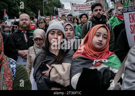 Dublin, Irland. Oktober 2023. Junge Frauen werden emotional, wenn sie während der Demonstration den Sprechern zuhören. Tausende marschierten aus dem Garten der Erinnerung zum Merrion-Platz, um Palästina zu unterstützen, nachdem die Hamas Israel angriffen, der mit einer Belagerung und Bombardierung des Gazastreifens durch Israel als Vergeltungsmaßnahme getroffen wurde. Quelle: SOPA Images Limited/Alamy Live News Stockfoto