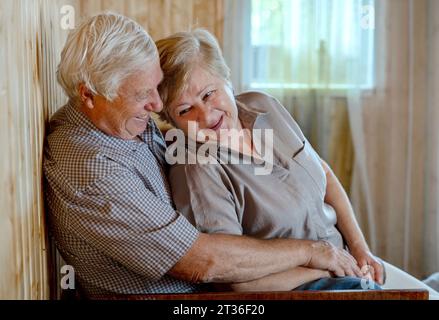Seniorenpaar, das zu Hause im Wohnzimmer ist Stockfoto