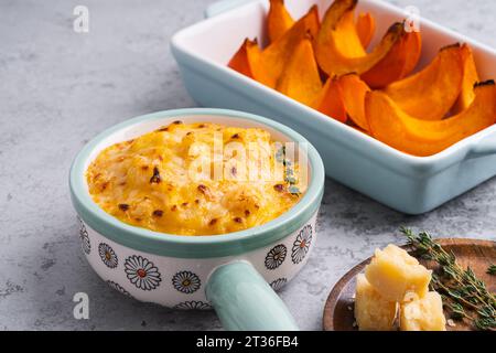 Gebratener Kürbis hokkaido, gebackener mac und Käse Pasta in der Pfanne, traditionelles amerikanisches Gericht, gesundes Komfortessen im Herbst, Blick aus dem Hochwinkel Stockfoto