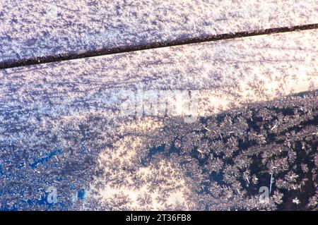 Eiskristalle auf metallischem Hintergrund - John Gollop Stockfoto