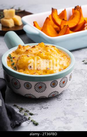 Gebratener Kürbis hokkaido, gebackener mac und Käse Pasta in der Pfanne, traditionelles amerikanisches Gericht, gesundes Komfortessen im Herbst, Blick aus dem Hochwinkel Stockfoto