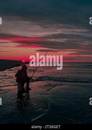 Angeln an der Atlantikküste bei einem Filmuntergang Stockfoto