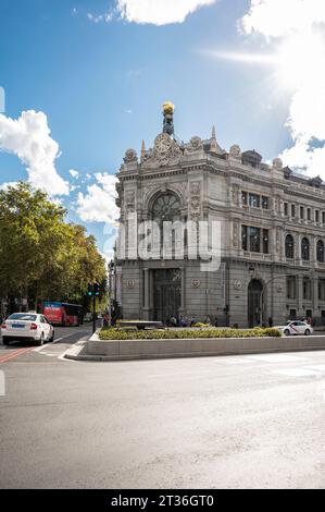 Madrid, Spanien; 18.10.2023: Fassade des Gebäudes der Bank of Spain zwischen der berühmten Plaza de Cibeles und der Alcala-Straße in Madrid Stockfoto