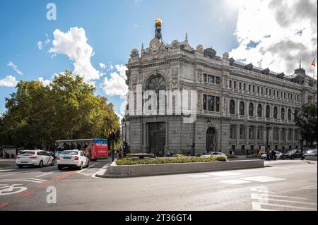 Madrid, Spanien; 18.10.2023: Fassade des Gebäudes der Bank of Spain zwischen der berühmten Plaza de Cibeles und der Alcala-Straße in Madrid Stockfoto