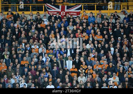 Ein Meer von Gesichtern Fans von Wolves Football. Sky Bet Football League One - Wolverhampton Wanderers gegen Shrewsbury Town 15/03/2014 Stockfoto