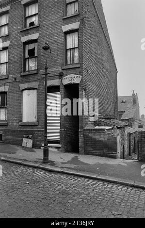 Ein leeres, dreistöckiges Haus auf der Rose Terrace wurde während der Räumung des Slums und des Abrisses des viktorianischen St. Ann's, Nottingham, geschlossen. 1969-1972 Stockfoto