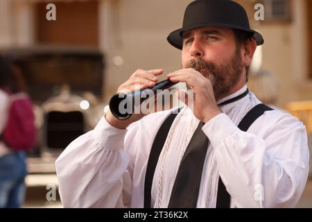 Novelda, Spanien, 10-21-2023. Musiker mit traditionellem valencianischen Instrument (dolaina), gekleidet vom Anfang des 19. Jahrhunderts, unterhaltsam Stockfoto