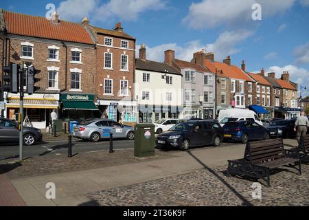 Die High Street der Marktstadt Stokesley North Yorkshire an einem sonnigen Herbsttag Stockfoto