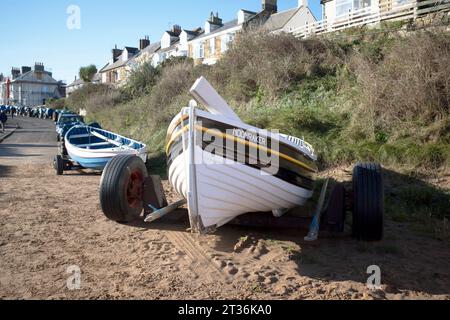 Elegant lackiertes Fischerboot MOONRAKER parkt am Strand bei Marske am Meer Cleveland North Yorkshire UK, gesichert über dem Wasserspiegel, um das zu verhindern Stockfoto