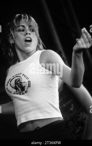 BILLIE PIPER, SÄNGER, 1998: Billie Piper im Alter von 15 Jahren auf der Red Dragon Roadshow Stage am Cardiff Big Weekend in Cardiff, Wales, Großbritannien am 8. August 1998. Foto: Rob Watkins. INFO: Billie Piper startete ihre Popkarriere 1998 mit der Hit-Single Because We Want To, womit sie zur jüngsten Künstlerin wurde, die auf Platz 1 in Großbritannien debütierte. Ihr Erfolg in den Charts setzte sich mit den Alben Honey to the B und Walk of Life fort. Stockfoto