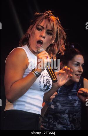 BILLIE PIPER, SÄNGER, 1998: Billie Piper im Alter von 15 Jahren auf der Red Dragon Roadshow Stage am Cardiff Big Weekend in Cardiff, Wales, Großbritannien am 8. August 1998. Foto: Rob Watkins. INFO: Billie Piper startete ihre Popkarriere 1998 mit der Hit-Single Because We Want To, womit sie zur jüngsten Künstlerin wurde, die auf Platz 1 in Großbritannien debütierte. Ihr Erfolg in den Charts setzte sich mit den Alben Honey to the B und Walk of Life fort. Stockfoto