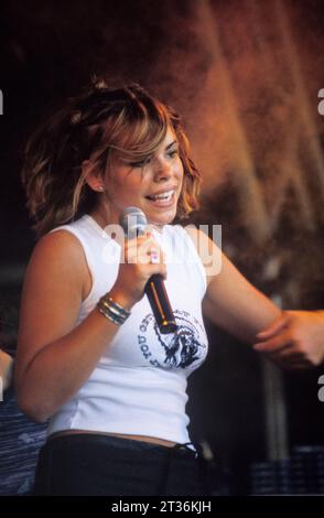 BILLIE PIPER, SÄNGER, 1998: Billie Piper im Alter von 15 Jahren auf der Red Dragon Roadshow Stage am Cardiff Big Weekend in Cardiff, Wales, Großbritannien am 8. August 1998. Foto: Rob Watkins. INFO: Billie Piper startete ihre Popkarriere 1998 mit der Hit-Single Because We Want To, womit sie zur jüngsten Künstlerin wurde, die auf Platz 1 in Großbritannien debütierte. Ihr Erfolg in den Charts setzte sich mit den Alben Honey to the B und Walk of Life fort. Stockfoto