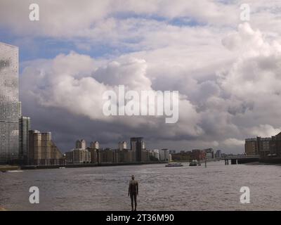 Limehouse, London, Großbritannien – 21. Oktober 2023: Eine von Sir Antony Gormleys gusseisernen Skulpturen, ein anderes Mal auf einem Sockel in der Themse bei Limehouse. Stockfoto