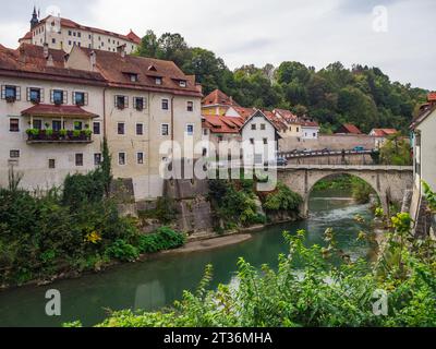 Stadt Skofja Loka, Slowenien mit Blick auf die Kapuzinerbrücke über den Fluss Selska Sora im alten Stadtzentrum Stockfoto